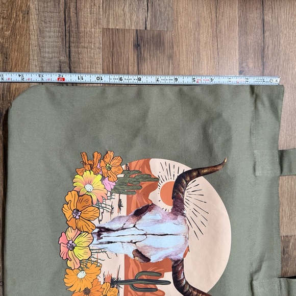Green Tote Bag with Bull Skull Design NEW - Picture 2 of 4